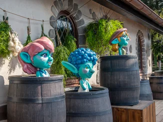 Trois Yomis cachés dans des tonneaux de vin dans l’attraction Josefina et son voyage magique à Europa-Park.