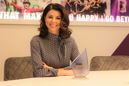 Katja Mack with the IAAPA Brass Ring Award for the Europa-Park musical ‘SPOOK ME!’.