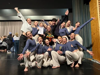 Une performance primée Un groupe de la TALENT ACADEMY fête sa victoire.