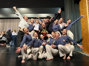 Un groupe de la TALENT ACADEMY fête sa victoire.