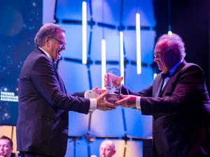 Roland Mack receives the 'Buzz Price Award' from Bob Rogers, Chairman of Thea Awards, for his life's work, outstanding entrepreneurial achievements and great commitment.
