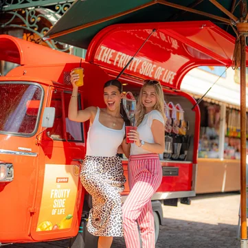 granini Getränkewagen Zwei Freundinnen stehen vor dem granini Getränkewagen im Europa-Park.