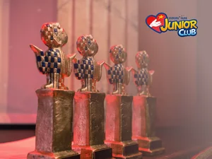 The ‘JUNIOR CLUB helps’ logo stands for the social commitment of the JUNIOR CLUB.