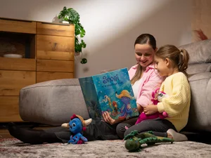 Two children are looking at Snorri's children's book together.