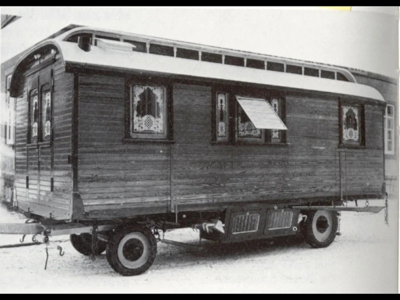 Photo en noir et blanc d’un chariot fabriqué par l’atelier de construction Mack, ancêtre de MACK Rides.
