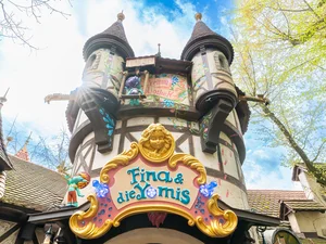 Fina et les Yomis au cinéma de la Forêt Enchantée d’Europa-Park. Vue extérieure du bâtiment, où partout se cachent de petits Yomis.