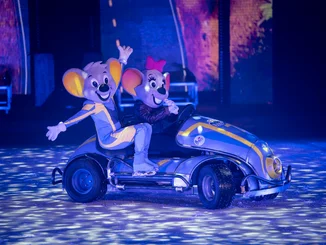 Spectacle sur glace : Ed contre le Corbeau Le spectacle sur glace : Surpr’Ice Presents « THE RACE - Ed vs. Nachtkrabb » à Europa-Park. Ed et Edda sur la glace dans une voiture de course.