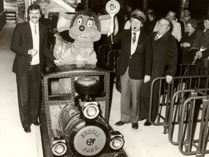 Roland, Jürgen et Franz Mack accompagnés de l'Euromaus lors de l'ouverture de l’Express des Alpes en 1984 à Europa-Park.