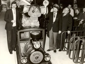 Roland, Jürgen et Franz Mack accompagnés de l'Euromaus lors de l'ouverture de l’Express des Alpes en 1984 à Europa-Park.