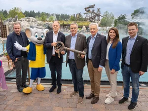 Michael Mack, Ed Euromaus, Charles R. Botta, Roland Mack, Jürgen Mack, Ann-Kathrin Mack und Frederik Mack vor dem Außenbereich der Wasserwelt Rulantica.