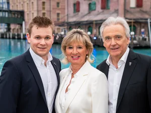 Jürgen Mack with his wife Mauritia and son Frederik in front of the lake at the themed 4* superior hotel ‘Krønasår’.