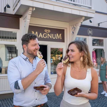 Magnum Pleasure Store im Europa-Park Zwei Freunde genießen ein selbst zusammengestelltes Eis des Magnum Pleasure Stores im Europa-Park.