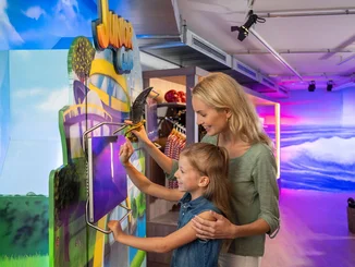 Free registration for the Europa-Park JUNIOR CLUB A mother and her daughter create a JUNIOR CLUB account together at the JUNIOR CLUB terminal in the ‘Ed & Edda's Fundus’ shop.