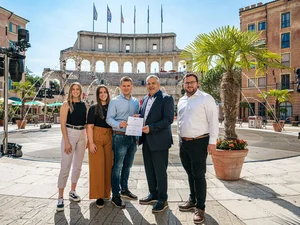 Cynthia Ziegler, Annabelle Galm, Frederik Mack, Peter Erhardt and Jan-Luca Bachmann in front of hotel 'Colosseo' with the ‘TOP Training Company’ certification.