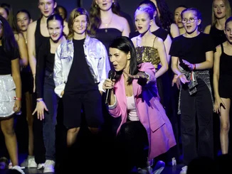 Katja Mack und die Mitglieder der TALENT ACADEMY Katja Mack bei einer Rede mit den jungen Mitgliedern der TALENT ACADEMY.