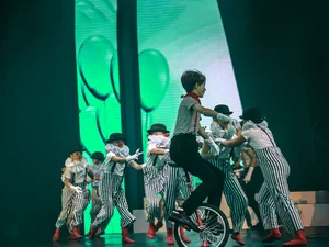 Entrée en scène d’un groupe d'enfants de la TALENT ACADEMY Europa-Park, déguisés en mimes.