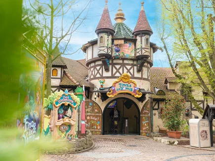 Fina et les Yomis au cinéma de la Forêt enchantée d’Europa-Park. Vue extérieure du bâtiment, où partout se cachent de petits Yomis.