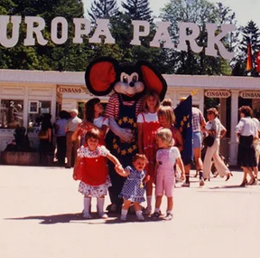 Familie mit Kindern und Euromaus vor dem ehemaligen Haupteingang des Europa-Park.