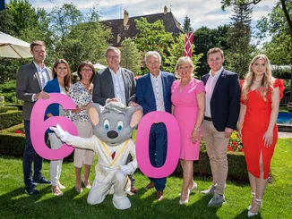 La famille Mack avec Ed Euromaus et un énorme « 60 » pour le 60e anniversaire de Mauritia Mack.