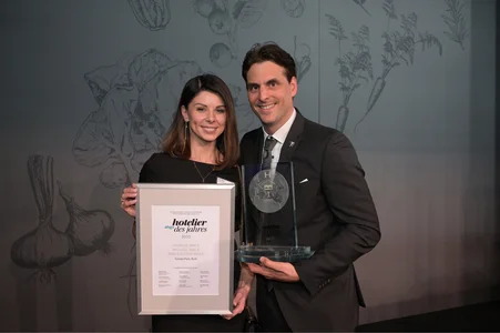 Thomas and Katja Mack holding the trophy and the ‘Hotelier of the Year’ award.