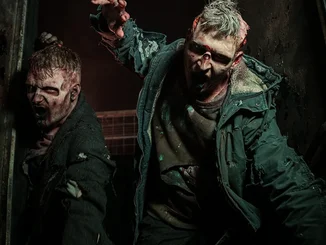 Deux zombies de Traumatica Deux personnages dans le rôle de zombies effrayants lors de Traumatica à Europa-Park Resort.