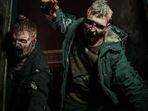 Deux personnages dans le rôle de zombies effrayants lors de Traumatica à Europa-Park Resort.