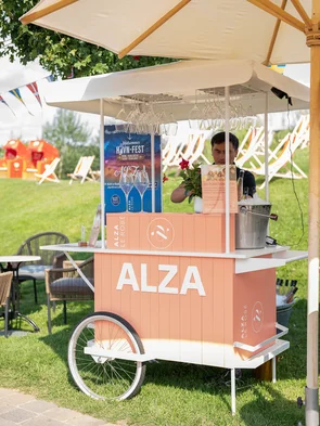 The ALZA Le Rosé wine truck at the Midsommar Havn-Fest.