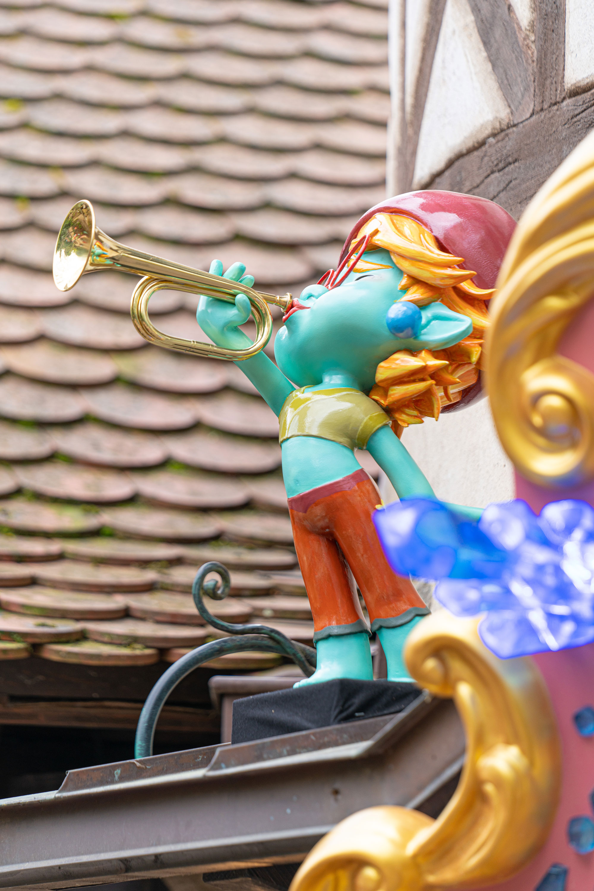 Statue d’un Yomi jouant de la trompette dans la Forêt Enchantée d’Europa-Park.