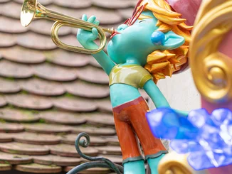 Statue d’un Yomi jouant de la trompette dans la Forêt Enchantée d’Europa-Park.