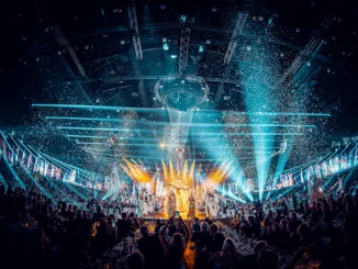 Une foule d’artistes sur la scène de l'Europa-Park Arena. L’air est empli de confettis.