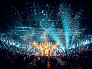 Une foule d’artistes sur la scène de l'Europa-Park Arena. L’air est empli de confettis.