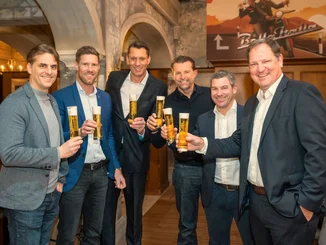 Thomas Mack, Nicolas Mack, Stefan Meinass, Stephan Nerlich, Sebastian Holtz et Rainer Noll (de g. à dr.) lors du renouvellement de contrat entre Bitburger et Europa-Park.