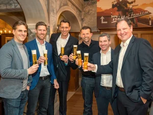 Thomas Mack, Nicolas Mack, Stefan Meinass, Stephan Nerlich, Sebastian Holtz et Rainer Noll (de g. à dr.) lors du renouvellement de contrat entre Bitburger et Europa-Park.