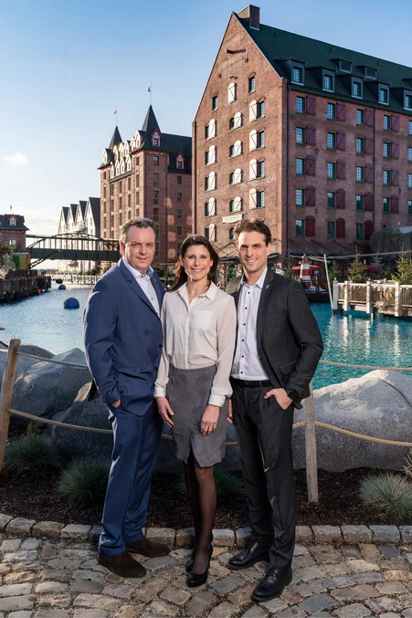 Michael, Ann-Kathrin und Thomas Mack vor dem See des 4-Sterne Superior Erlebnishotels "Krønasår".