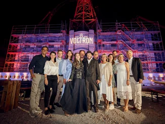 Thomas, Katja, Frederik, Miriam, Michael, Roland, Marianne, Ann-Kathrin, Nicolas, Mauritia et Jürgen Mack (de g. à dr.) avec les acteurs Mario Vasilv (Erik) et Anzhelina Ilieva (Jelica Munja) devant le chantier du bâtiment de l'attraction Voltron Nevera powered by Rimac.