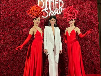Katja Mack with two performers in opulent costumes at the 2022/23 Europa-Park Dinner-Show.