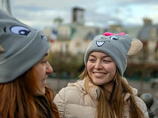 Des visiteurs d'Europa-Park portant des casquettes brodées d’une image d’Ed et Edda.