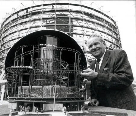 Franz Mack steht vor der Baustelle der Eurosat und präsentiert ein detailliertes Modell, welches das Innenleben der Anlage zeigt.