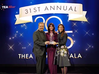 Michael, Miriam und Ann-Kathrin Mack auf der Bühne bei der Verleihung der Thea Awards.