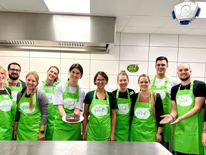 Miriam Mack with a group of employees at the FeelGood cooking workshop.