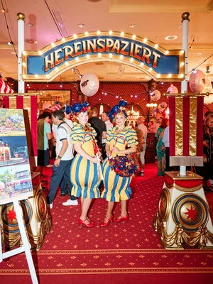 Colourfully dressed showmen at the film premiere of GRAND PRIX OF EUROPE at Europa-Park.