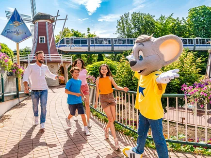 La mascotte d'Europa-Park Une famille ravie en compagnie d'Ed Euromaus à Europa-Park.