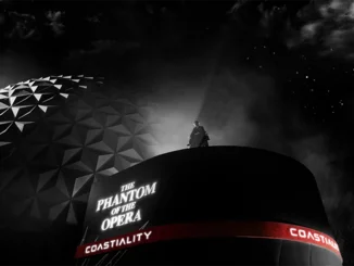 Une silhouette obscure se tient sur l’attraction Eurosat Coastiality - The Phantom of the Opera à Europa-Park.