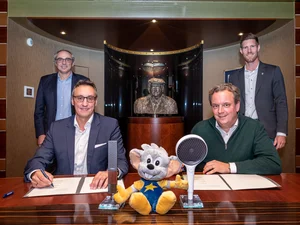 Nicolas Mack, Michael Mack, Hans Jürgen Kalmbach et Frank Semling de Hansgrohe SE lors de la prolongation du contrat.