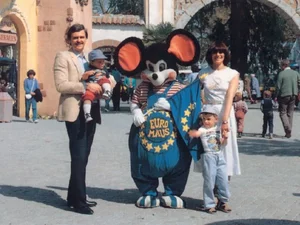 Le jeune Roland Mack et sa femme Marianne Mack avec leurs enfants, alors petits, et l’Euromaus.