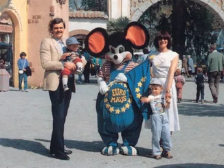 Le jeune Roland Mack et sa femme Marianne Mack avec leurs enfants, alors petits, et l’Euromaus.