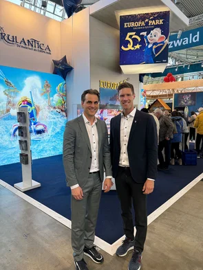 Thomas et Nicolas Mack devant le stand d'Europa-Park Resort au salon CMT de Stuttgart.