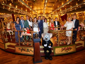 La famille Mack au complet sur le carrousel historique « Eden Palladium » au Confertainment Center d’Europa-Park.