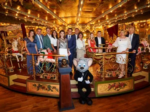 La famille Mack au complet sur le carrousel historique « Eden Palladium » au Confertainment Center d’Europa-Park.
