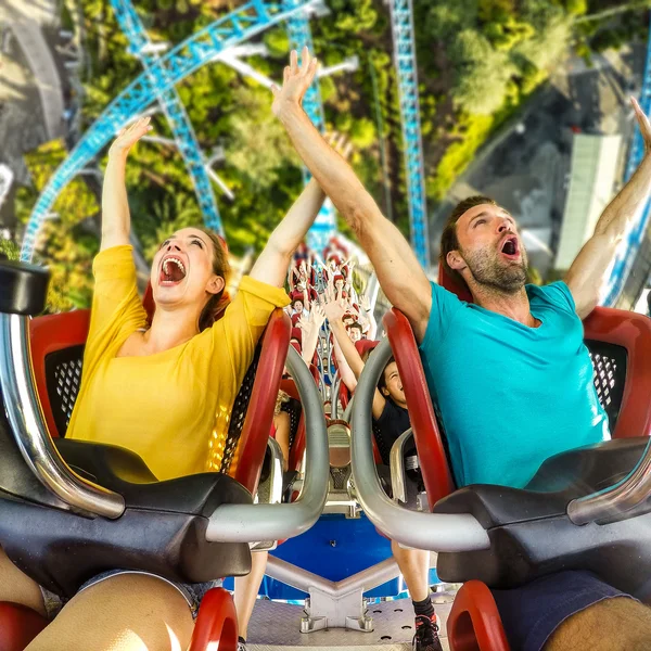 Zwei Menschen in der Achtebahn blue fire Megacoaster. 